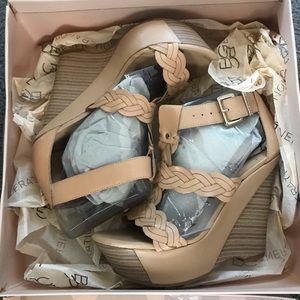 BCBG warm cream wedges